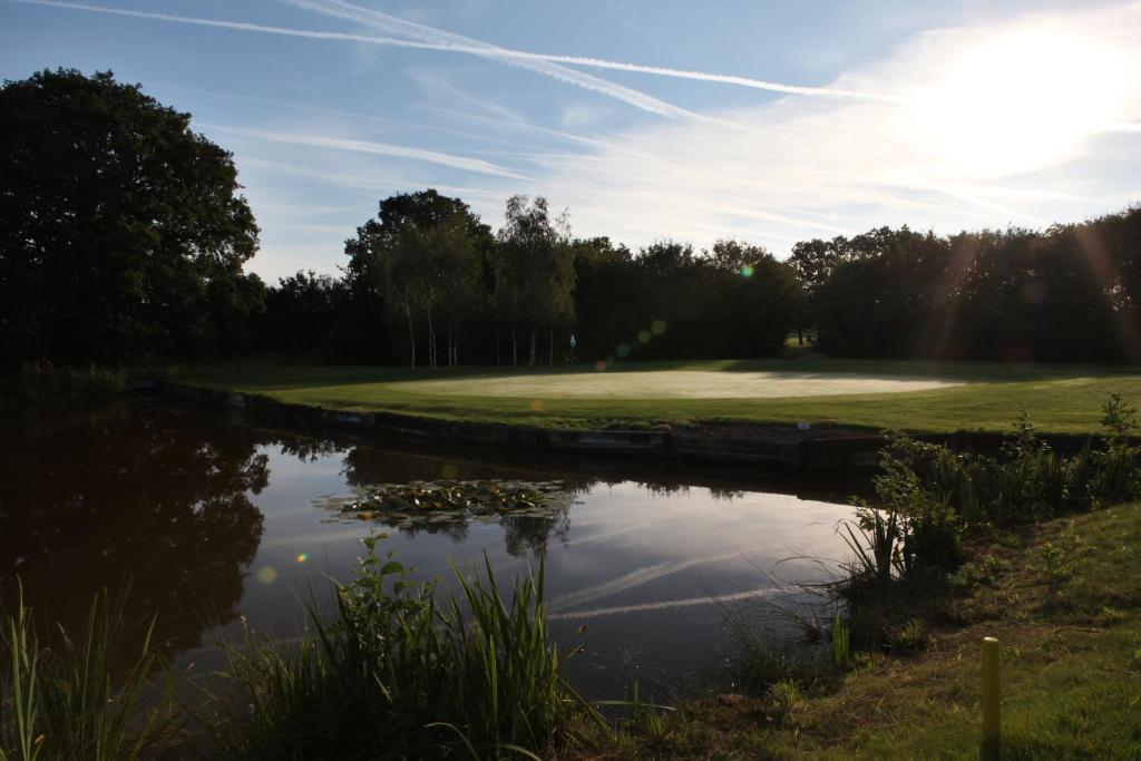 Weald Of Kent Golf Course And Hotel Headcorn Exterior photo