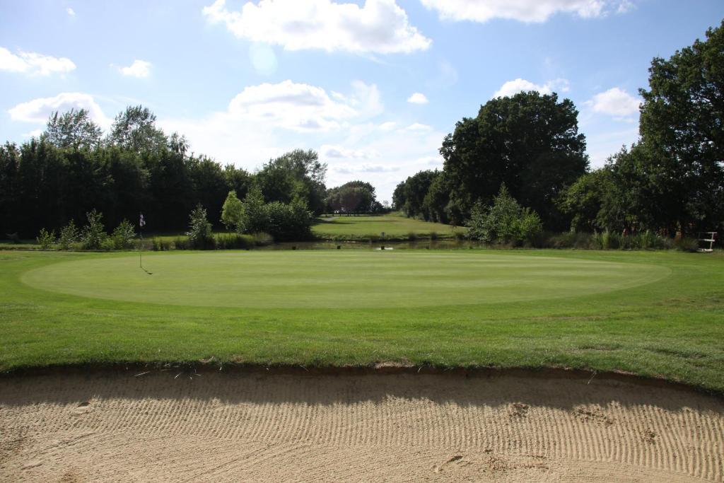 Weald Of Kent Golf Course And Hotel Headcorn Exterior photo