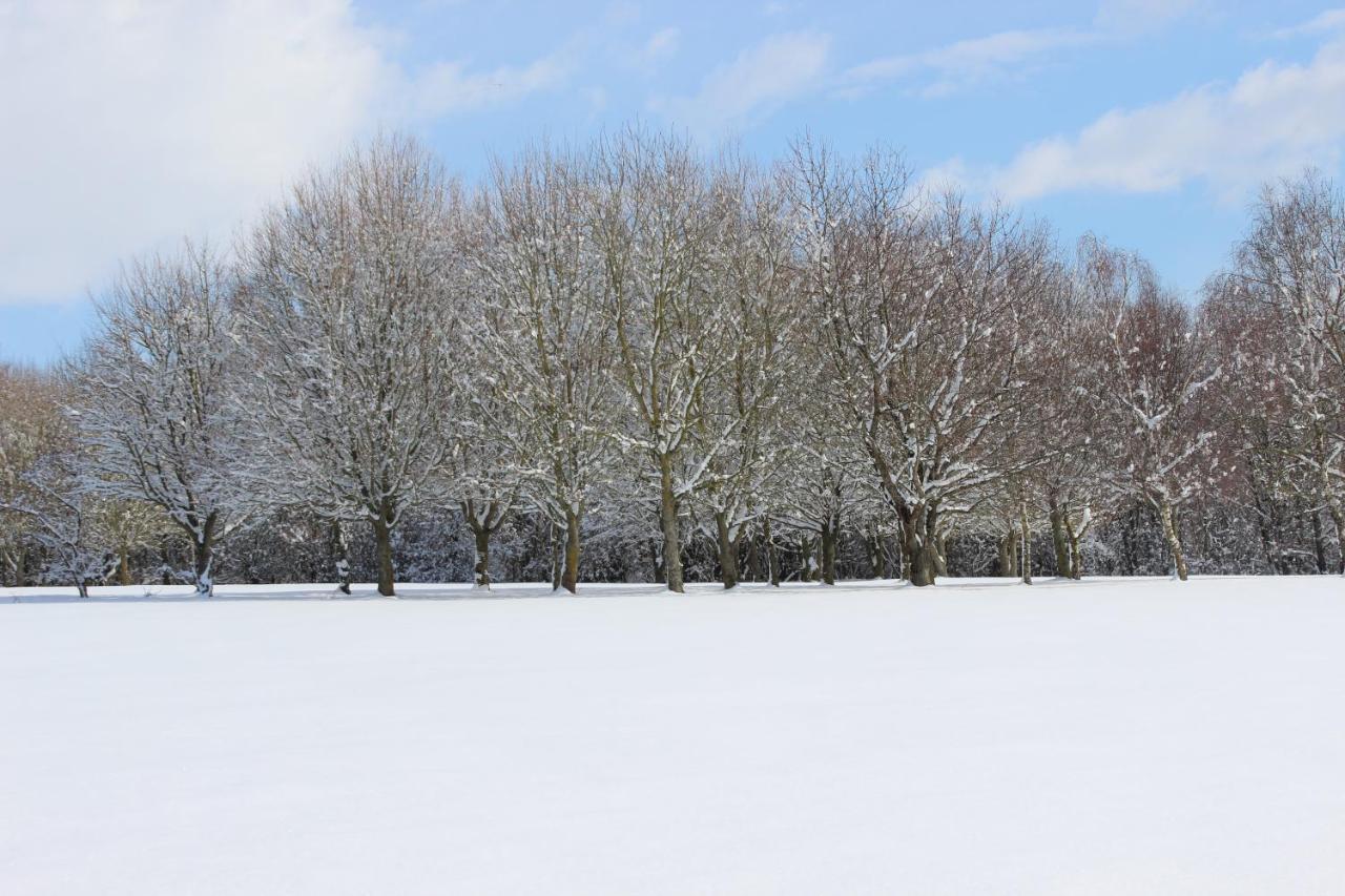 Weald Of Kent Golf Course And Hotel Headcorn Exterior photo